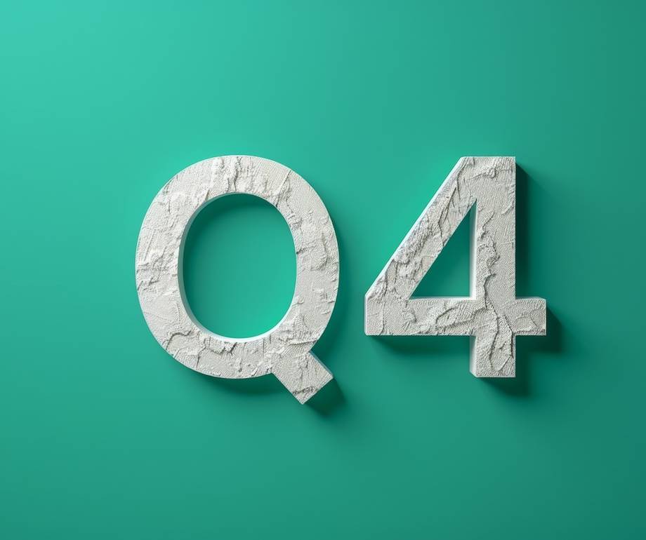 A large, textured white "Q4" symbol on a green background with a subtle gradient.